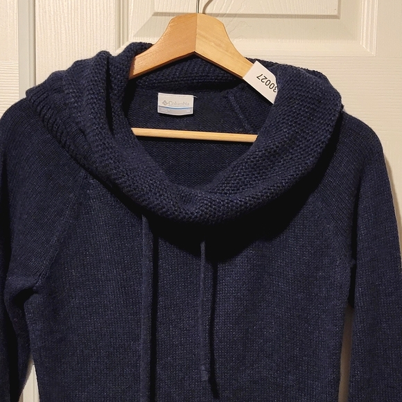 Columbia Sweaters - Columbia Navy Wool blend Turtleneck sweater